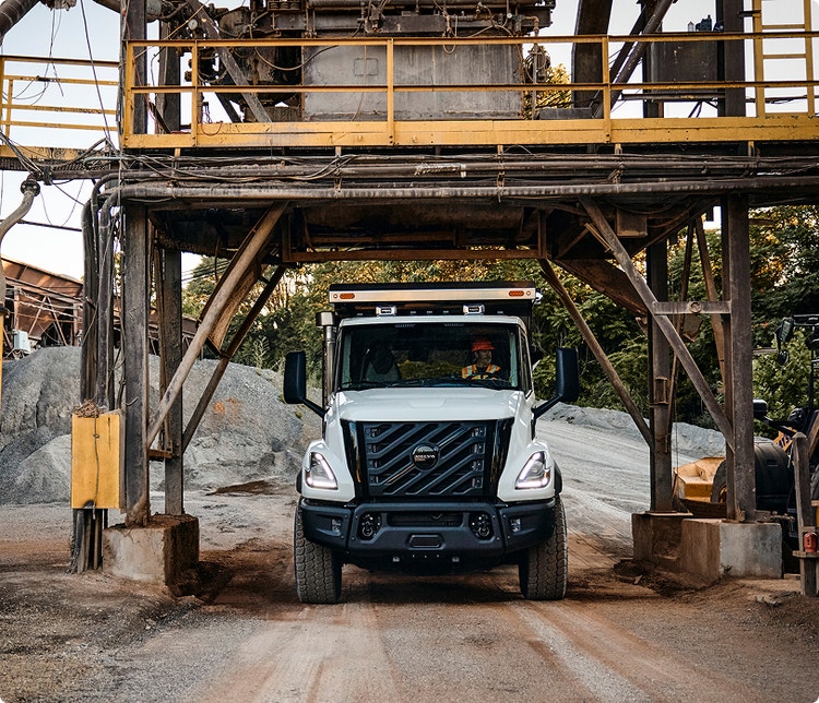 A front view of the Volvo VNX at a construction sight. Helping drivers maneuver more efficiently in tight spaces.