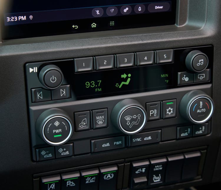 A view of the controls section of a Volvo VNX. Maintain consistent cab temperatures with intuitive controls that adapt to changing conditions.