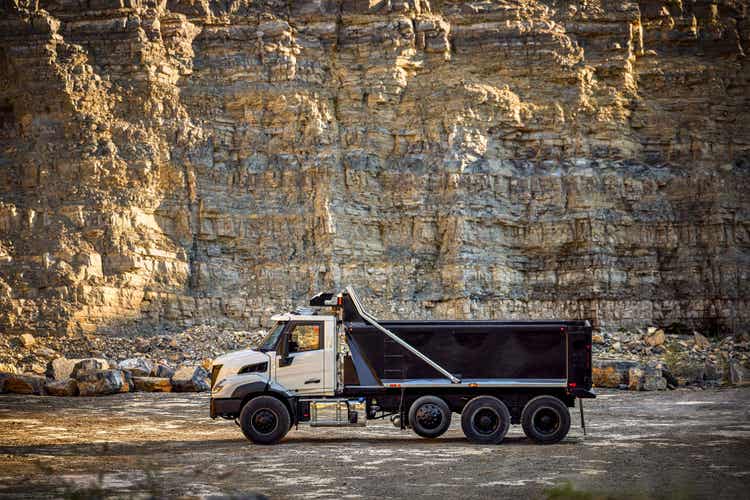 A sideview of the Volvo VNX with a rocky background.