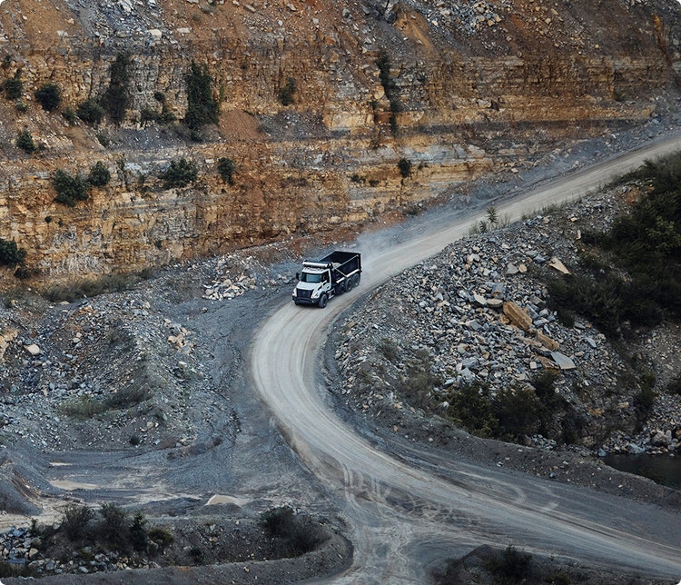 A drone shot view of the Volvo VNX going downhill. Terrain Brake helps maintain control on steep grades and uneven surfaces, giving drivers added confidence when conditions get challenging.